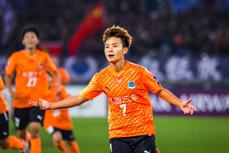 亚冠决赛最后时刻罚进点球！王霜：当时也没多想，抱着球就上了