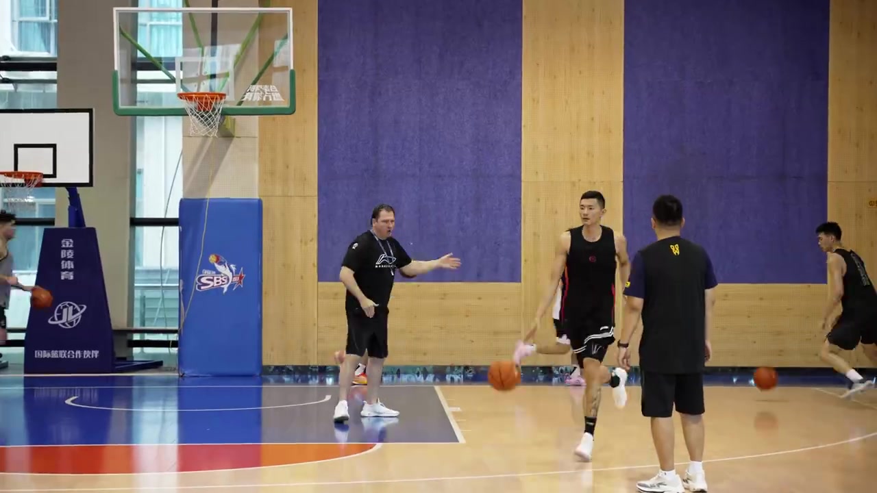 ?福建男篮开启夏训！陈林坚、黎伊扬出镜